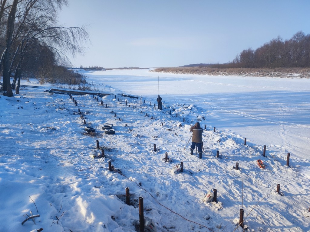 Сваи на берегу